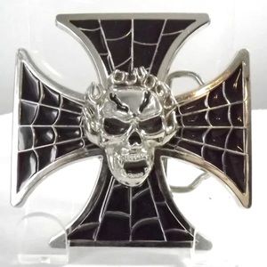 Webbed cross and skull belt buckle